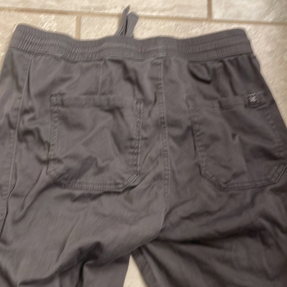 Lightweight Casual Gray Capri Pants Size L - Picture 2 of 3